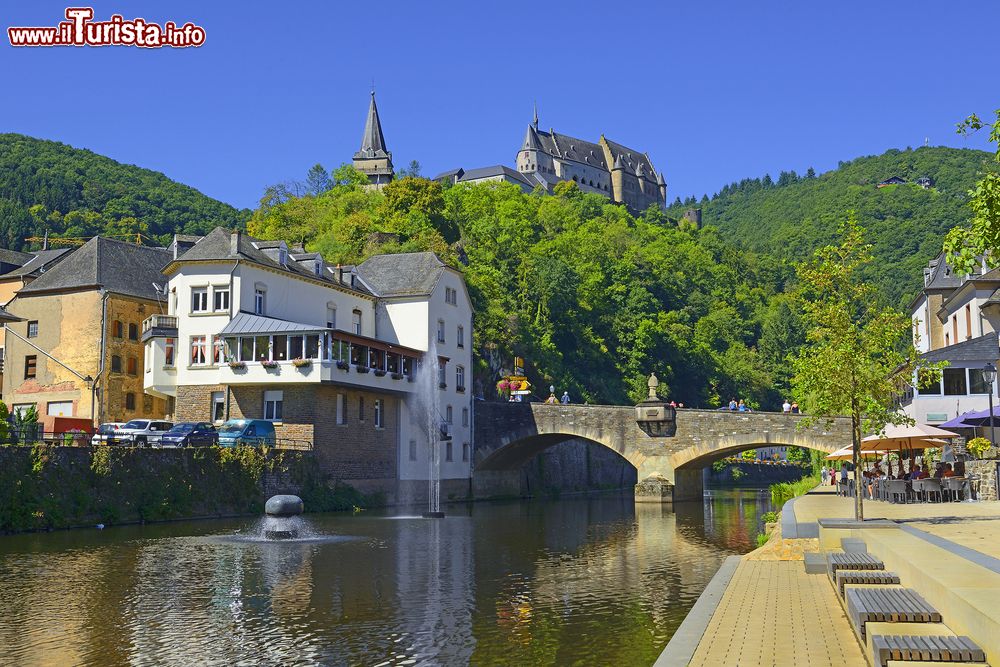 Immagine Una bella veduta di Vianden e del suo castello, Lussemburgo. La città si trova al confine fra Lussemburgo e Germania, adagiata sulle rive del fiume Our, affluente sinistro del Sauer.