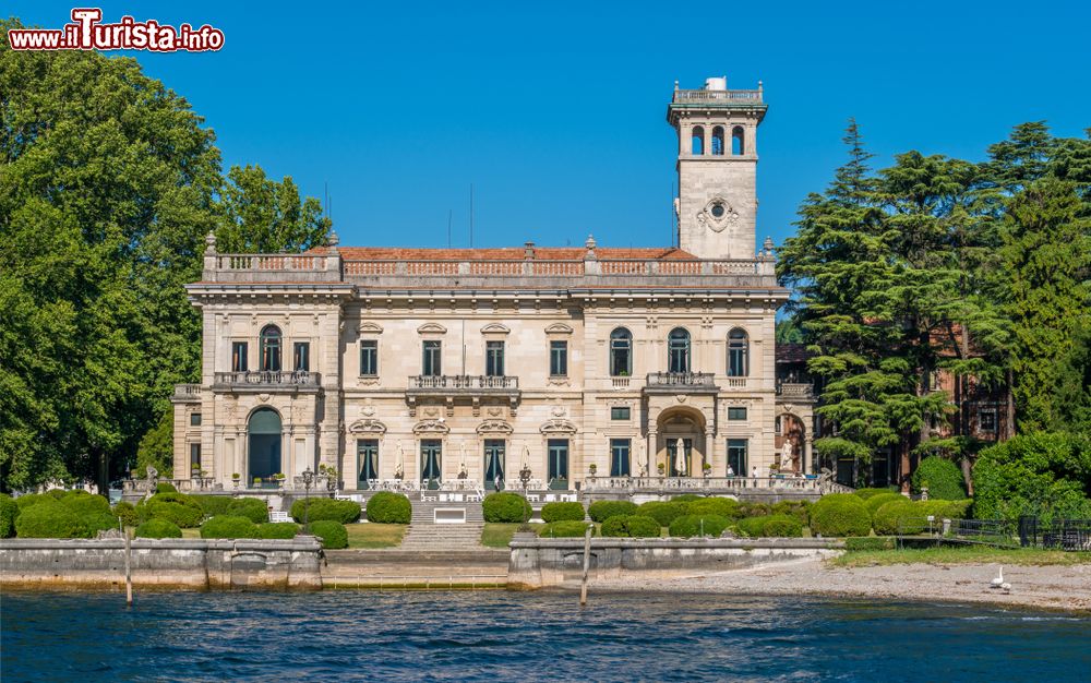 Immagine Una bella veduta di Villa Erba a Cernobbio sul lago di Como, Lombardia. Venne costruita fra il 1898 e il 1901 su disegno degli architetti Angelo Savoldi e Giovan Battista Borsani.