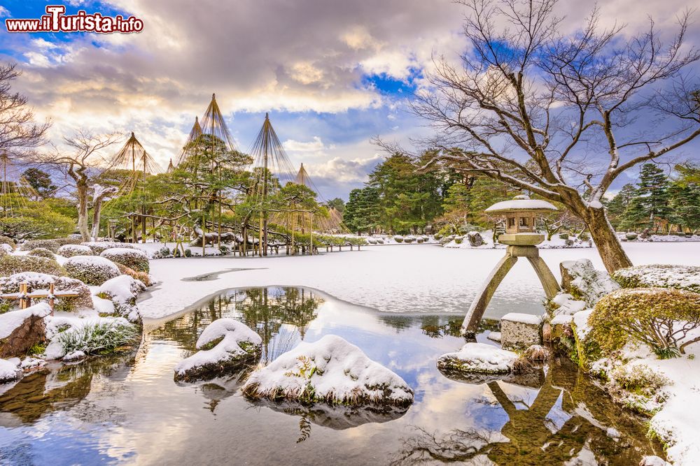 Immagine Una bella veduta invernale del giardino di Kenrokuen a Kanazawa, Giappone.