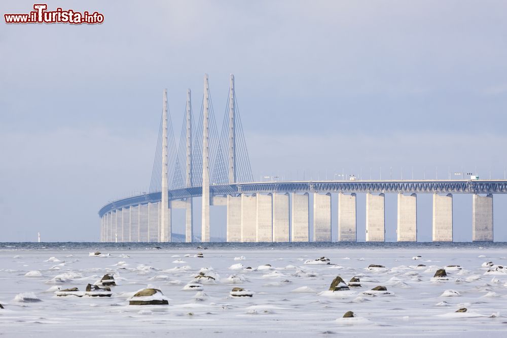 Immagine Una bella veduta invernale del ponte sull'Oresund che collega Copenhagen (Danimarca) e Malmo (Svezia). Si tratta del più lungo ponte strallato d'Europa adibito a traffico stradale e ferroviario.