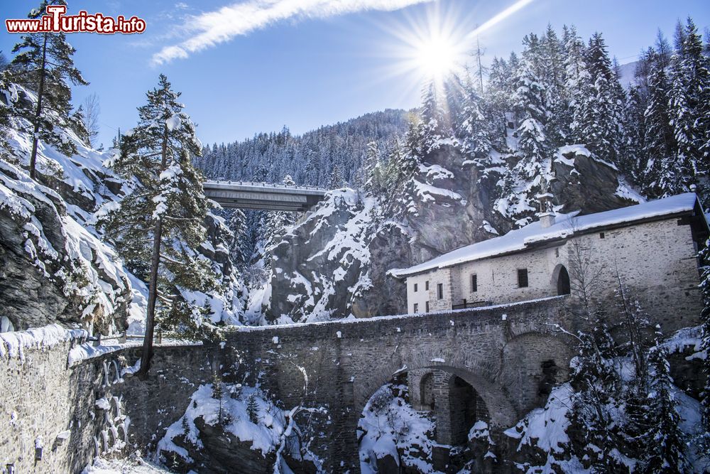 Immagine Una bella veduta invernale della cappella di Notre-Dame du Charmaix a Valfrejus, Francia.