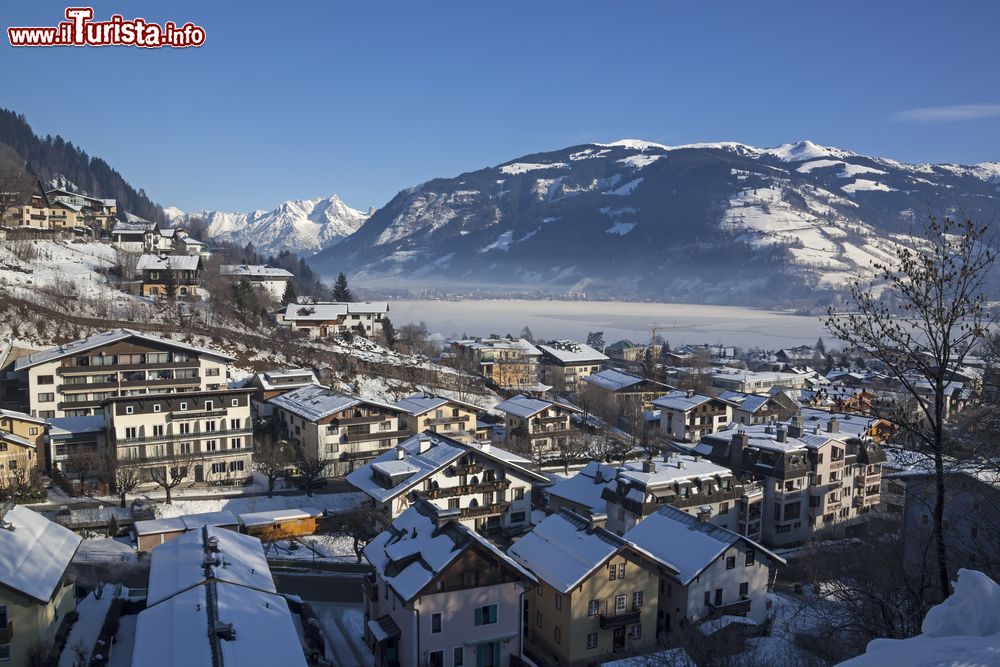 Immagine Una bella veduta invernale della città di Zell-am-See nei pressi del lago di Zell, Austria. Sullo sfondo, le Alpi.