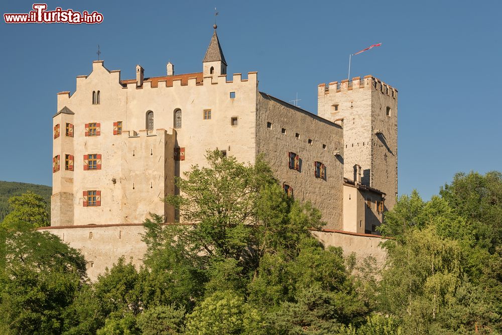 Immagine Una bella veduta panoramica del castello di Brunico, Trentino Alto Adige. Questa fortezza, che sorge su una collina nel centro storico del paese, venne fatta erigere nel 1251 dal principe vescovo di Bressanone Bruno von Kirchberg. Il castello è facilmente raggiungibile con una passeggiata che sala dalla collina.