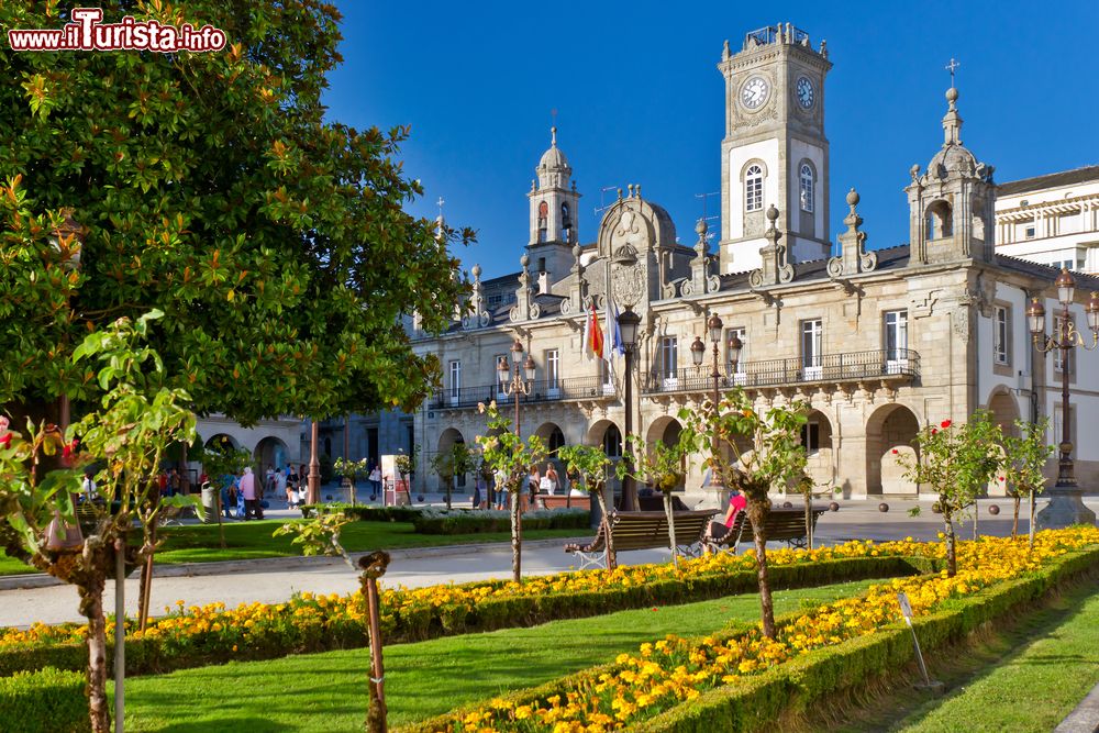 Immagine Una bella veduta panoramica del Municipio di Lugo con le aiuole fiorite nella piazza principale, Spagna.