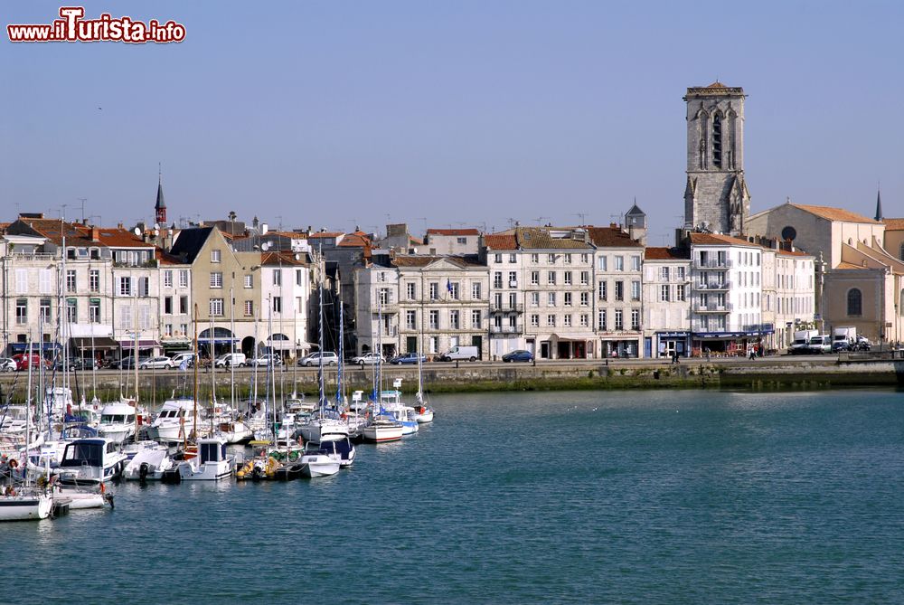 Immagine Una bella veduta panoramica del porto cittadino a La Rochelle, Francia. La storia del porto è legata a quella dei Cavalieri Templari che avevano scelto questa località come loro base principale sull'Oceano Atlantico.