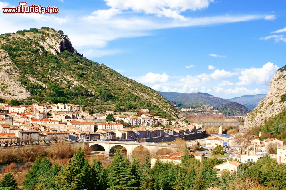 Immagine Una bella veduta panoramica del villaggio di Anduze in Occitania, Francia.