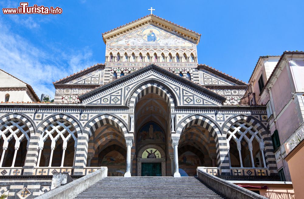 Immagine Una bella veduta panoramica della cattedrale di Amalfi, Campania. Sorge sulla sommità di una scalinata monumentale e domina la piazza principale del borgo. La facciata con il suo portico è stata ricostruita nel XVIII° secolo; il campanile risale alla metà del XII° secolo.