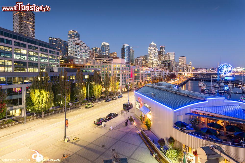 Immagine Una bella veduta panoramica della skyline di Seattle su Alaskan Way al crepuscolo, Washington (USA) - © Frank Fell / Shutterstock.com