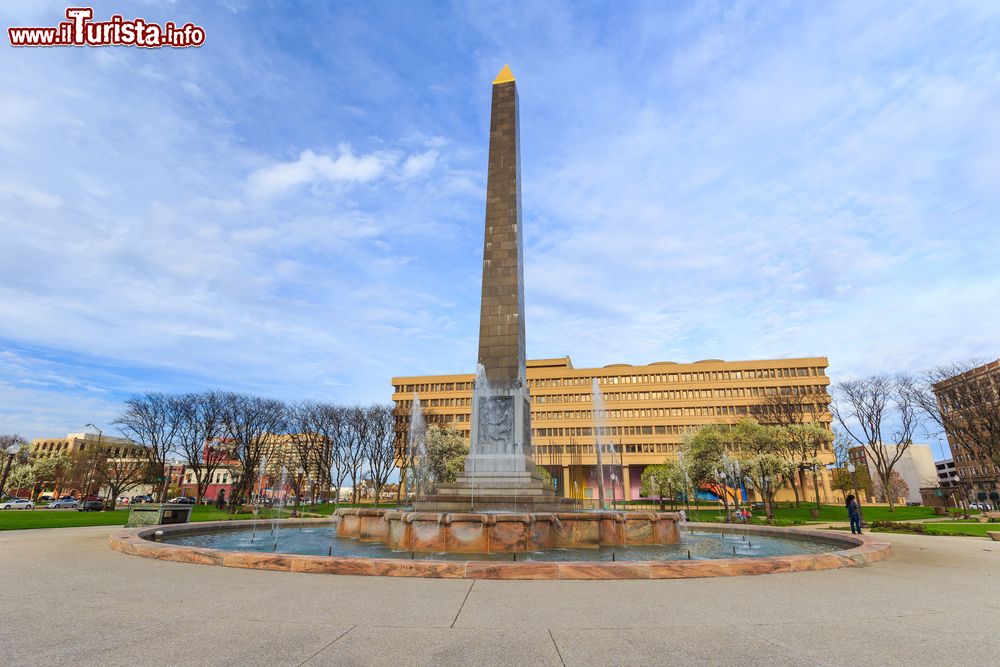 Immagine Una bella veduta panoramica dell'Indiana Veterans Memorial Plaza a Indianapolis, USA, in una giornata di sole.