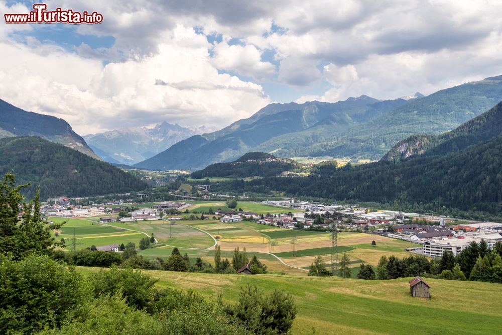 Immagine Una bella veduta panoramica di Imst, Tirolo, Austria. Sorge nella regione di Imst-Gurgltal, nella valle Oberinntal, a circa 830 metri di altitudine.