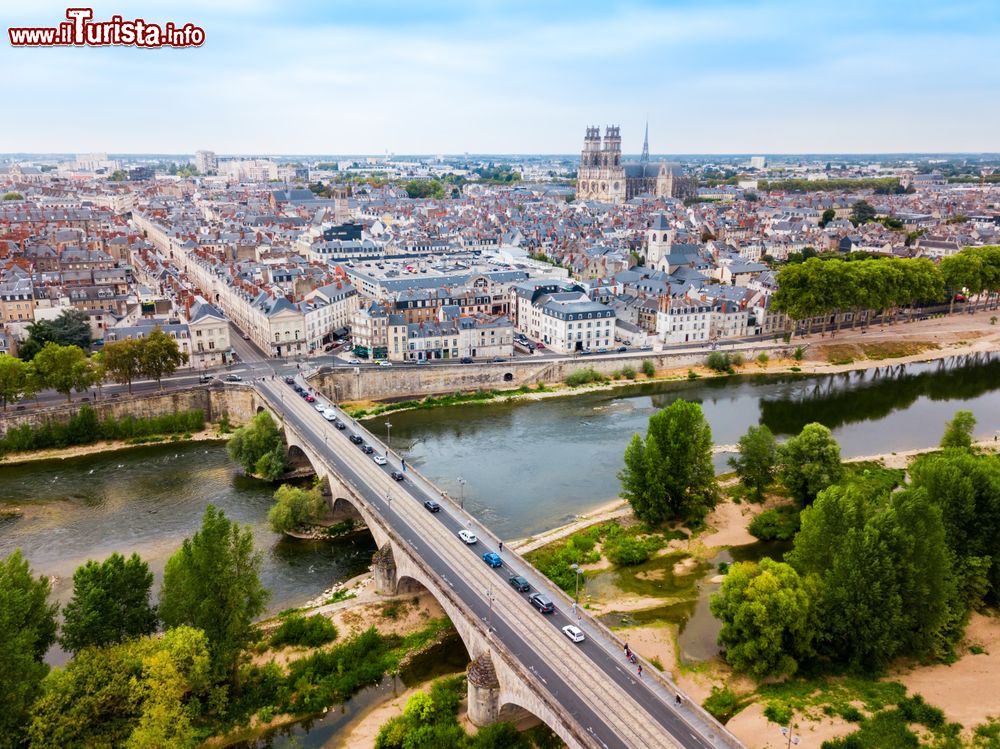 Immagine Una bella veduta panoramica di Orléans, Francia. Adagiata sulle rive del fiume Loira, la città è celebre per essere stata salvata da Giovanna d'Arco che nel 1429 la liberò dall'assedio degli inglesi.