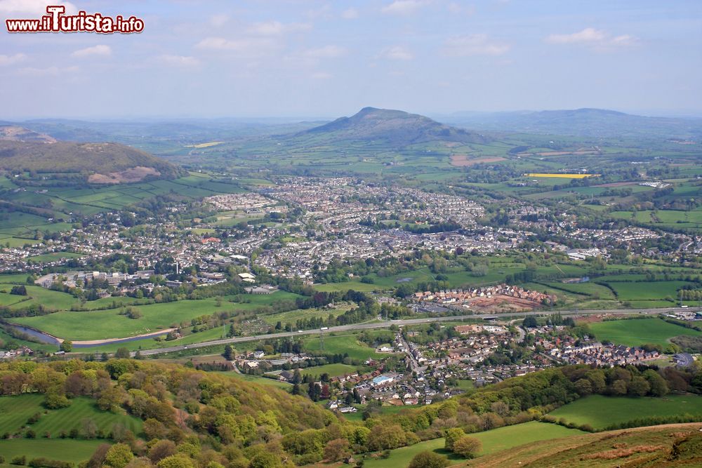 Immagine Una bella veduta panoramica su Brecon Beacons, Galles, UK. Dal 1959 la catena del Brecon Beacons è protetta da un parco nazionale che si estende per circa 1344 km quadrati.