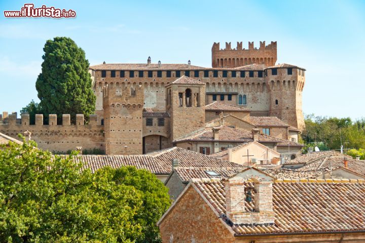 Immagine Una bella vista dell'antico castello di Gradara dai tetti del centro sotrico, Italia.Tradizione vuole che in questa fortezza delle Marche trovano la morte Paolo Malatesta e Francesca da Polenta, i celebri Paolo e Francesca di Dante, uccisi per gelosia dal fratello di Paolo, Gianciotto Malatesta