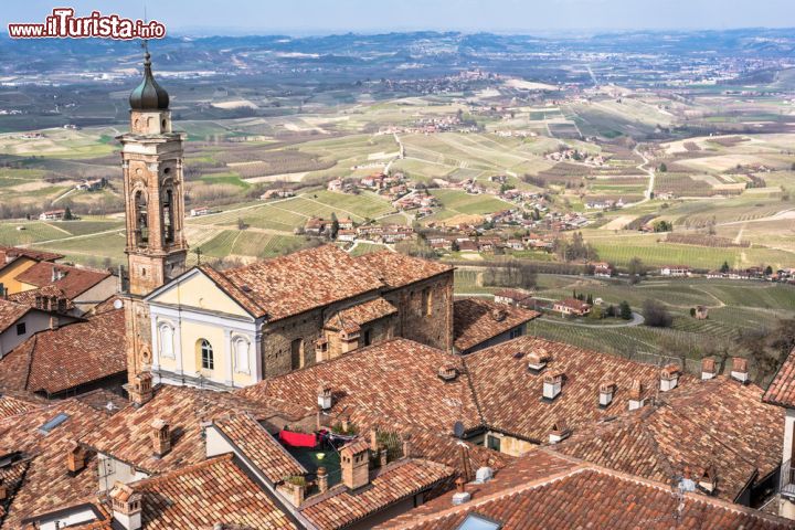 Immagine Una bella vista panoramica di La Morra con i vigneti, Cuneo, Piemonte. Situata nella zona di produzione del vino Barolo, questa località piemontese è a 13 chilometri da Alba e comprende nel suo territorio le frazioni di Annunziata, Berri, Santa Maria e Rivalta