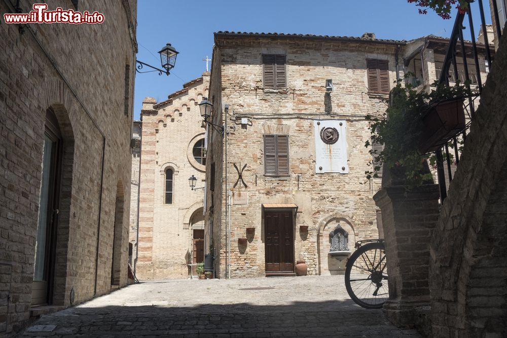 Immagine Una bicicletta appoggiata a un muro nel centro storico di Moresco, Marche.