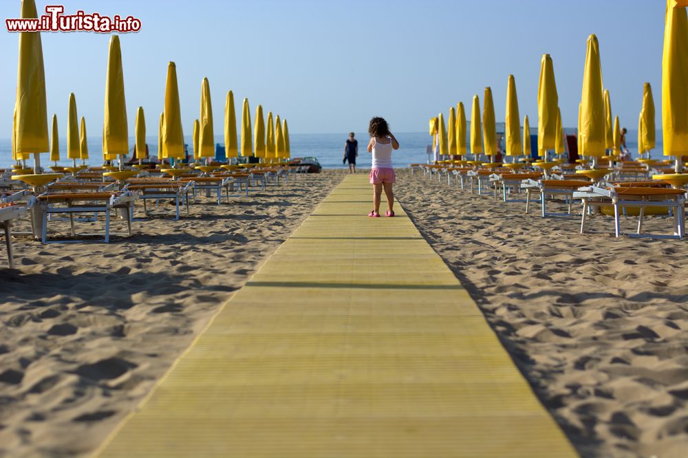 Immagine Una bimba sulla spiaggia di Caorle con la nonna in riva al mare, Veneto.