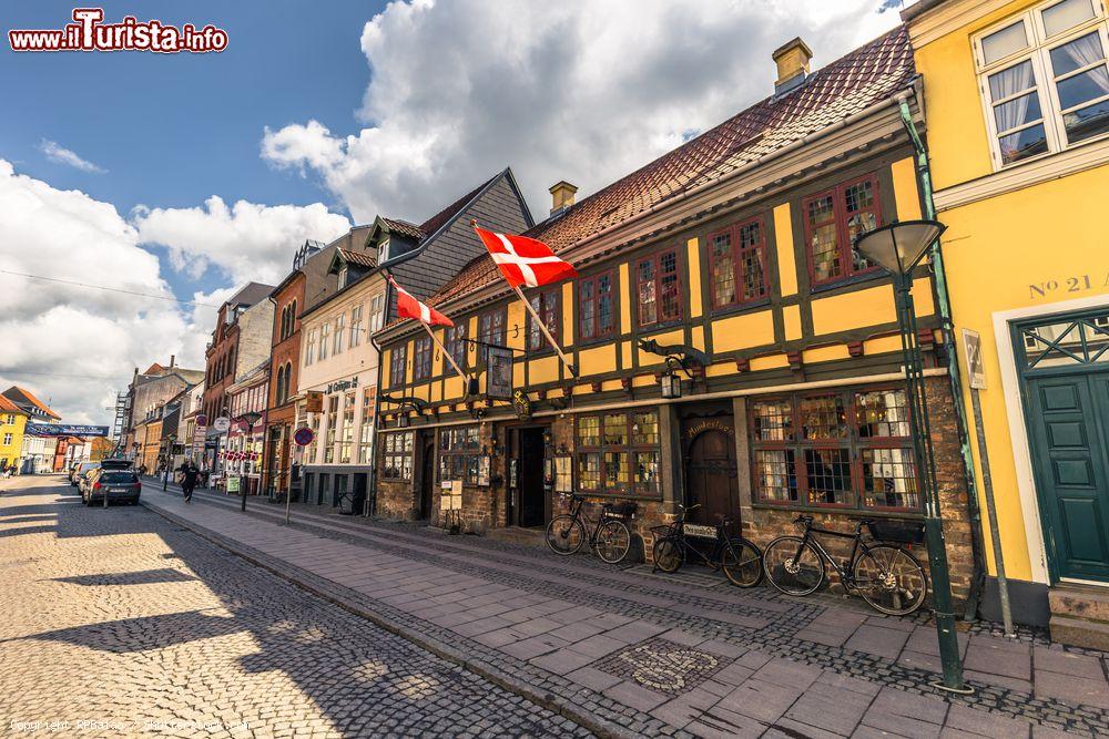 Immagine Una birreria nella città vecchia di Odense (Danimarca) con bandiere all'aria - © RPBaiao / Shutterstock.com