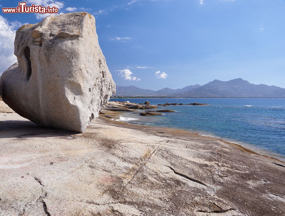 Immagine Una bizzarra formazione rocciosa lungo la costa della Corsica: siamo nei pressi di Lumio, cittadina della regione della Balagna.