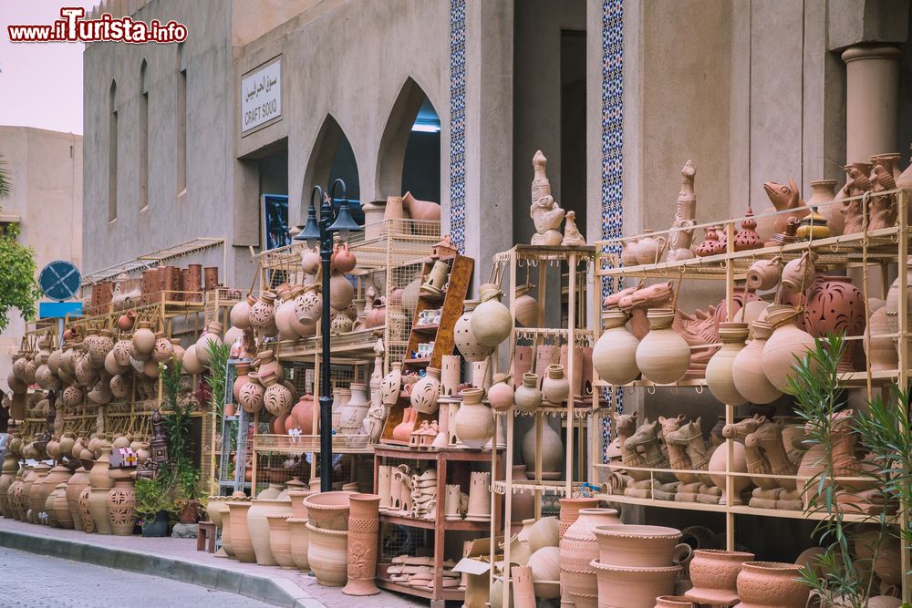 Immagine Una bottega di ceramiche nei pressi del forte di Nizwa, Oman.