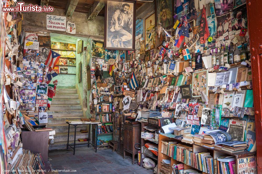 Immagine Una bottega di libri usati a Santiago de Cuba - © Maurizio De Mattei / Shutterstock.com