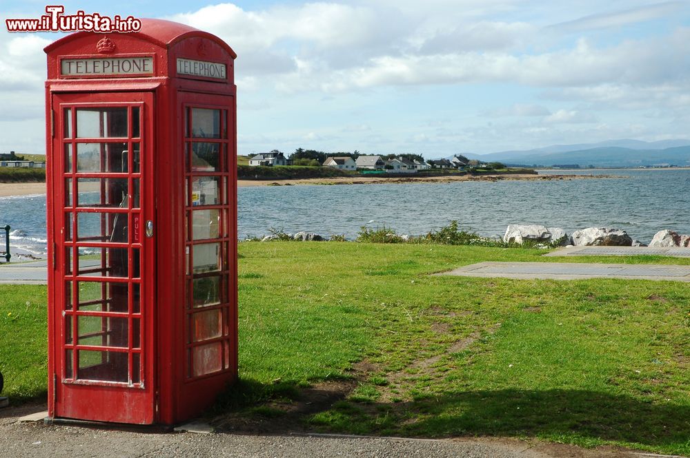 Immagine Una cabina telefonica nel villaggio di pescatori di Portmahomack, Scozia. Port Mo Chalmaig, nome del paese in gaelico scozzese, è una graziosa località sul mare del Nord della Scozia nord orientale situato a poche decine di chilometri da Dornoch.