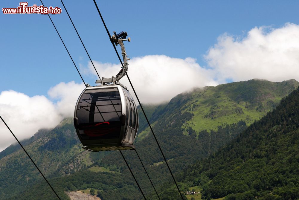 Immagine Una cabinovia sopra il villaggio francese di Cauterets, Pirenei.