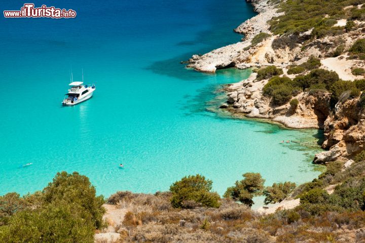 Immagine Una caletta appartata dalle acque turchesi: isola di Creta, Grecia