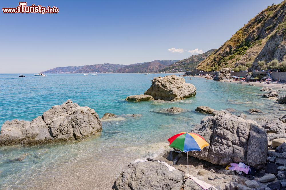 Immagine Una caletta con spiaggia e rocce a Capo d'Orlando in Sicilia.