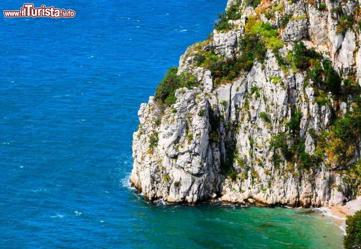 Immagine Una caletta appartata vicino a Sistiana tra le rocce del Carso, Friuli Venezia Giulia