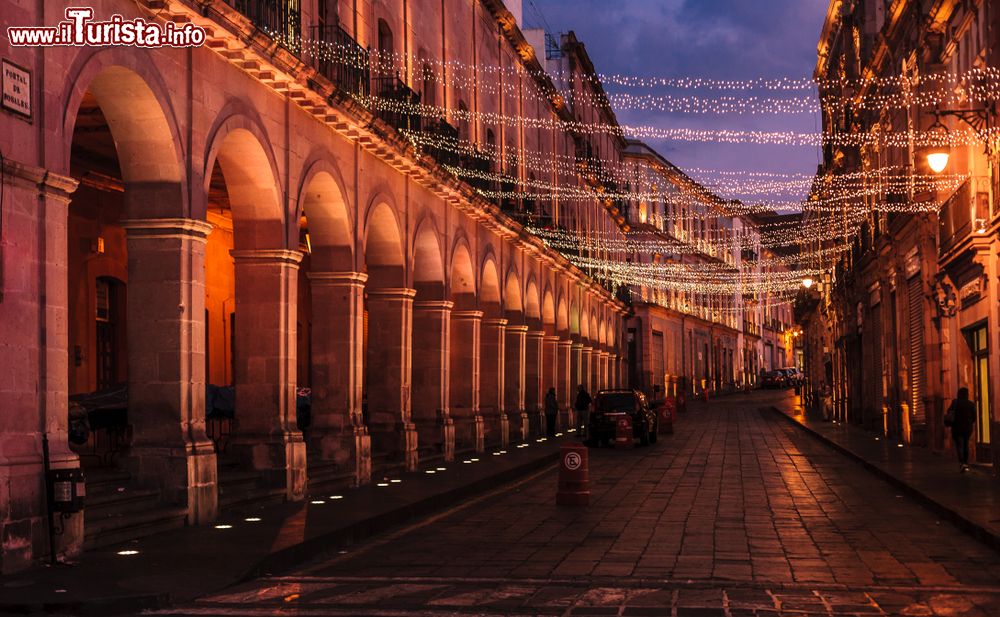 Immagine Una calle di Zacatecas fotografata di notte (Messico). A rischiararla solo le luci dei lampioni e delle luminarie.