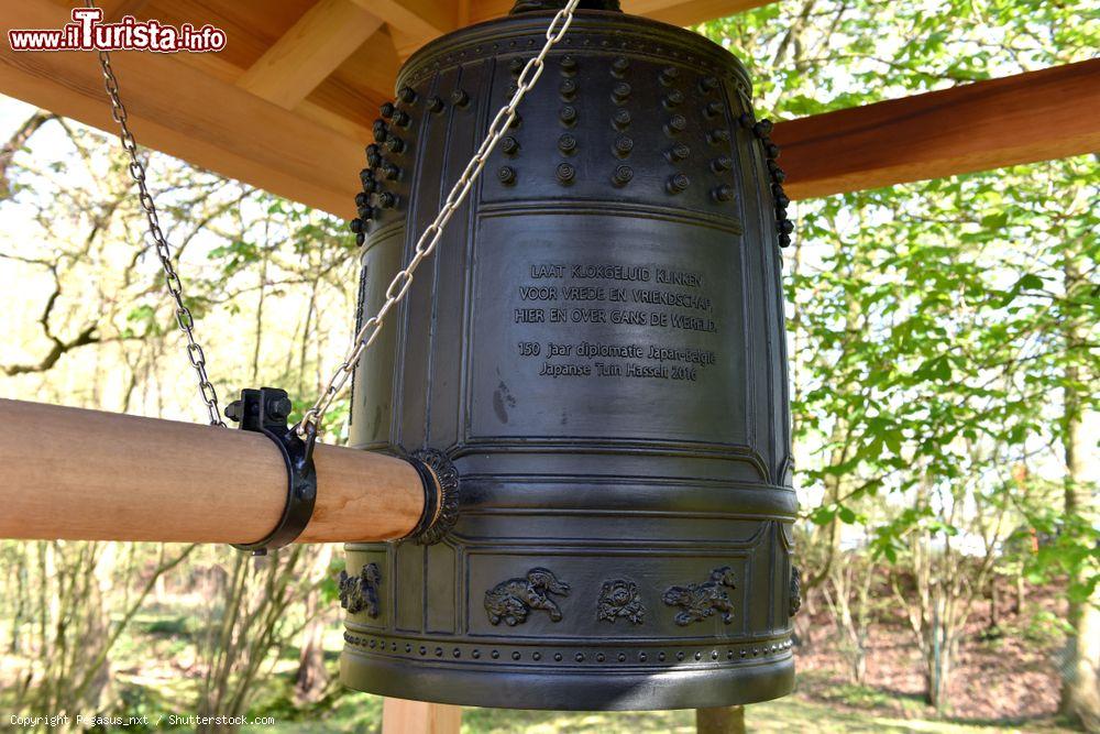 Immagine Una campana nel giardino giapponese di Hasselt, Belgio. Si legge la scritta "Lasciate che la campana suoni per pace e amicizia, qui e in ogni luogo del mondo". 2016, in ricordo dei 150 anni di collaborazione diplomatica fra Belgio e Giappone - © Pegasus_nxt / Shutterstock.com