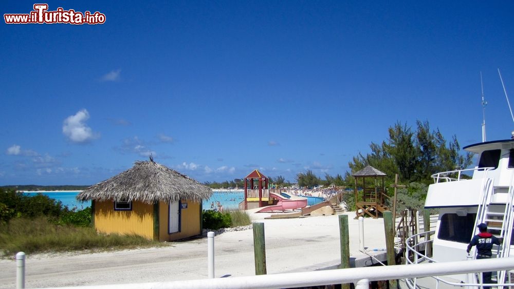 Immagine Una capanna con il tetto in paglia sulla spiaggia di Puerto Morelos, Messico.