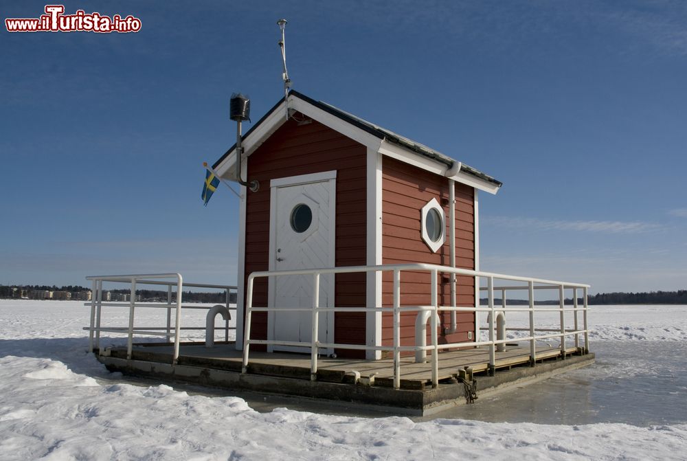 Immagine Una capanna in legno al centro del lago ghiacciato a Vasteras, Svezia. Nasconde l'ingresso di una stanza nella locanda subacquea costruita nel bacino.