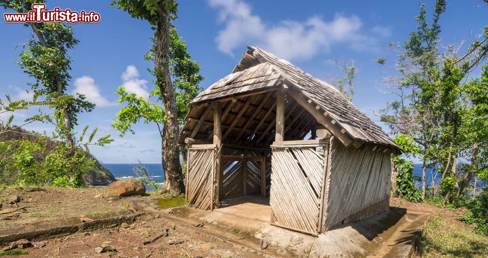 Immagine Una capanna in legno con il mare sullo sfondo, Soufriere, Dominica.