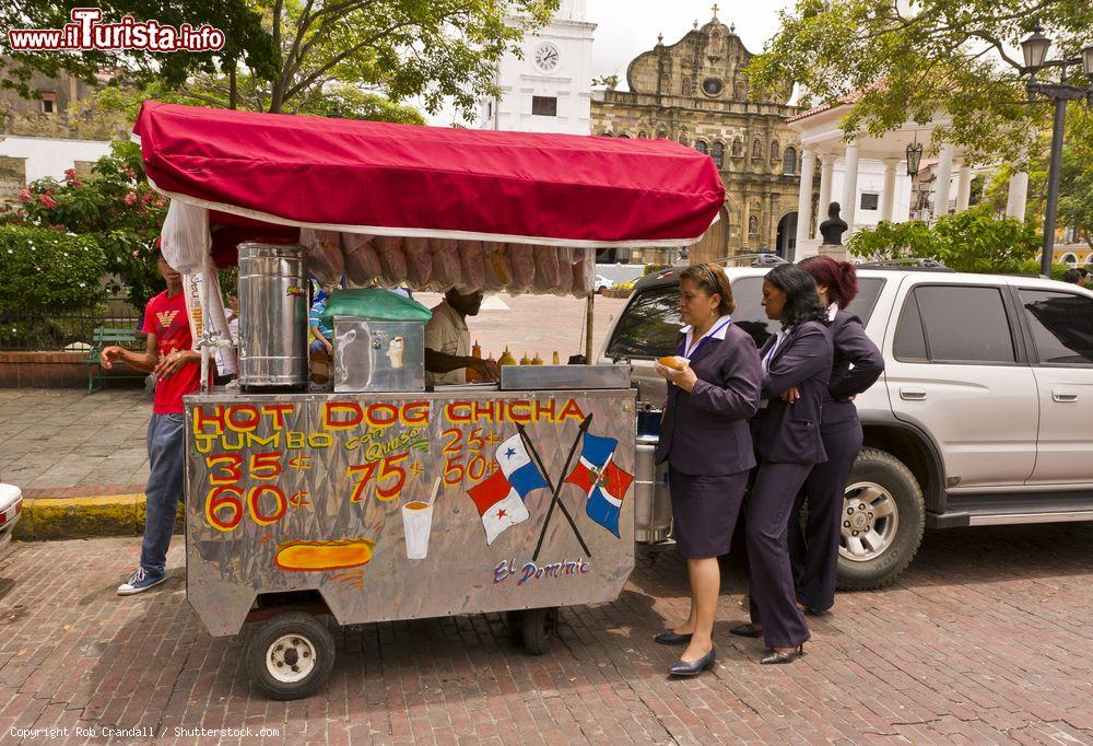 Immagine Una caratteristica bancarella per la vendita di hot dog a Casco Viejo, centro storico di Panama City, America Centrale - © Rob Crandall / Shutterstock.com