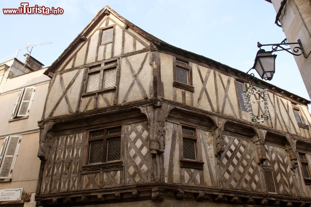 Immagine Una caratteristica casa a graticcio nel centro storico di Cognac, Francia. Siamo nella regione della Nuova Aquitania.