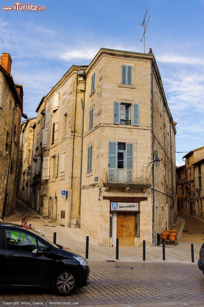 Immagine Una caratteristica casa ad angolo nel cuore di Perigueux, Francia - © Anton_Ivanov / Shutterstock.com