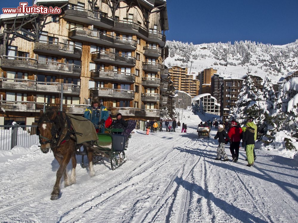 Immagine Una carrozza trainata da un cavallo nello ski resort di Avoriaz, Francia.