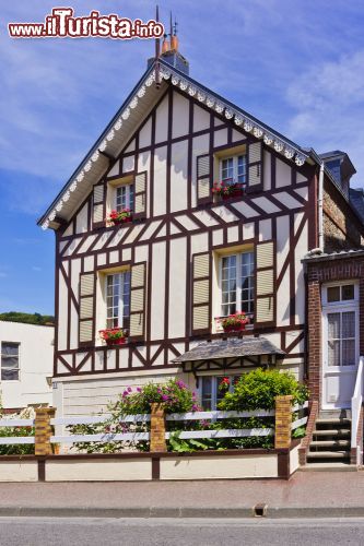 Immagine Una casa a graticcio nel centro di Etretat, Francia. Questo Comune del dipartimento della Senna-Marittima è meta famosa per la villeggiatura - © Kiev.Victor / Shutterstock.com