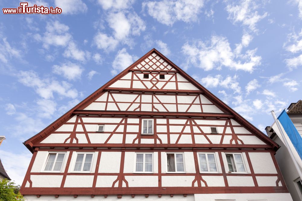 Immagine Una casa a graticcio nel centro storico di Gunzburg, land della Baviera, Germania.