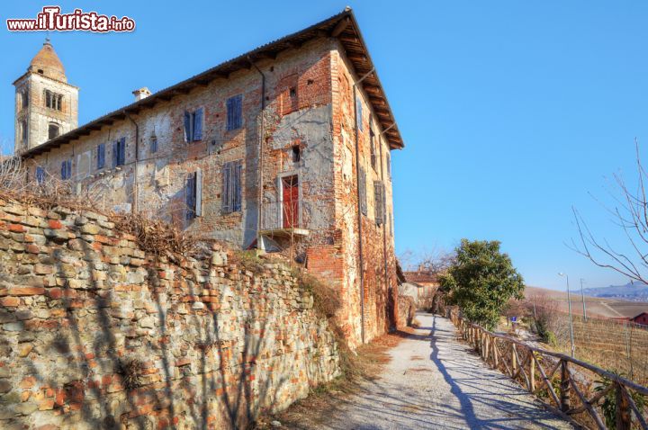 Immagine Una casa abbandonata nel villaggio di La Morra, Cuneo, Piemonte. Sullo sfondo, il campanile della chiesa