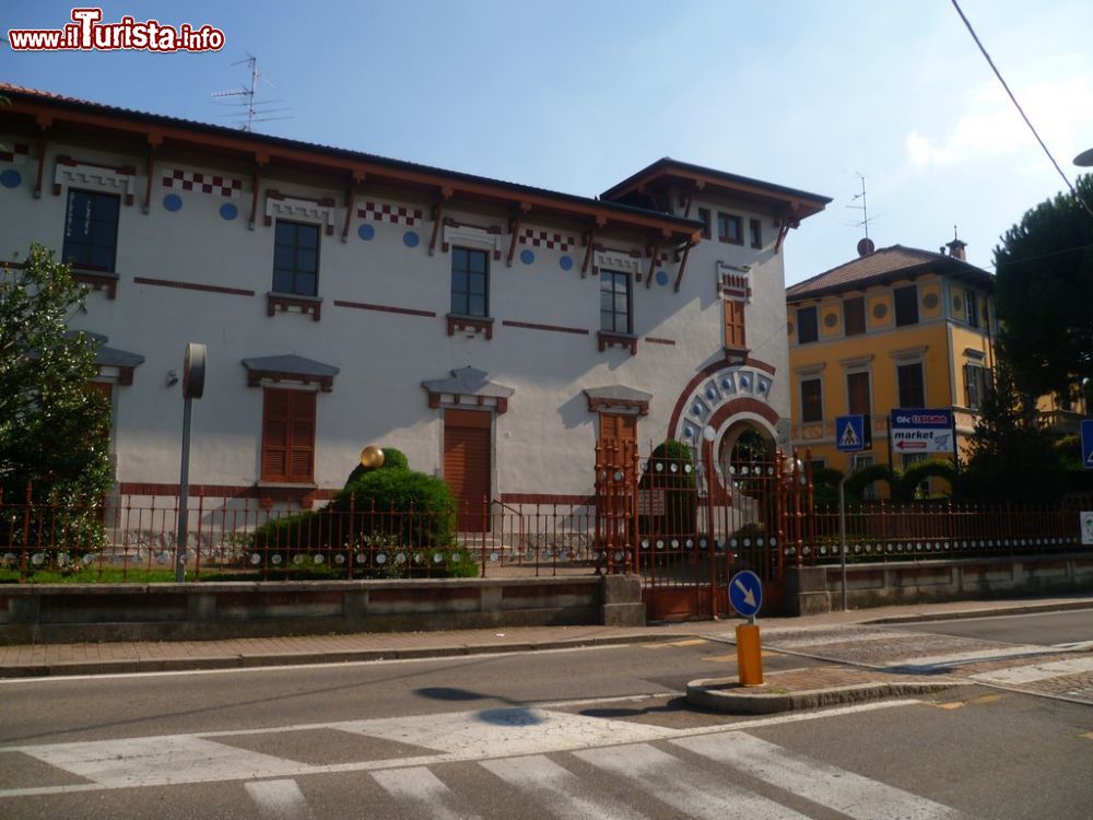 Immagine Una casa antica in Via Matteotti, nel centro di Binago in Lombardia - © leochiodojeans / mapio.net