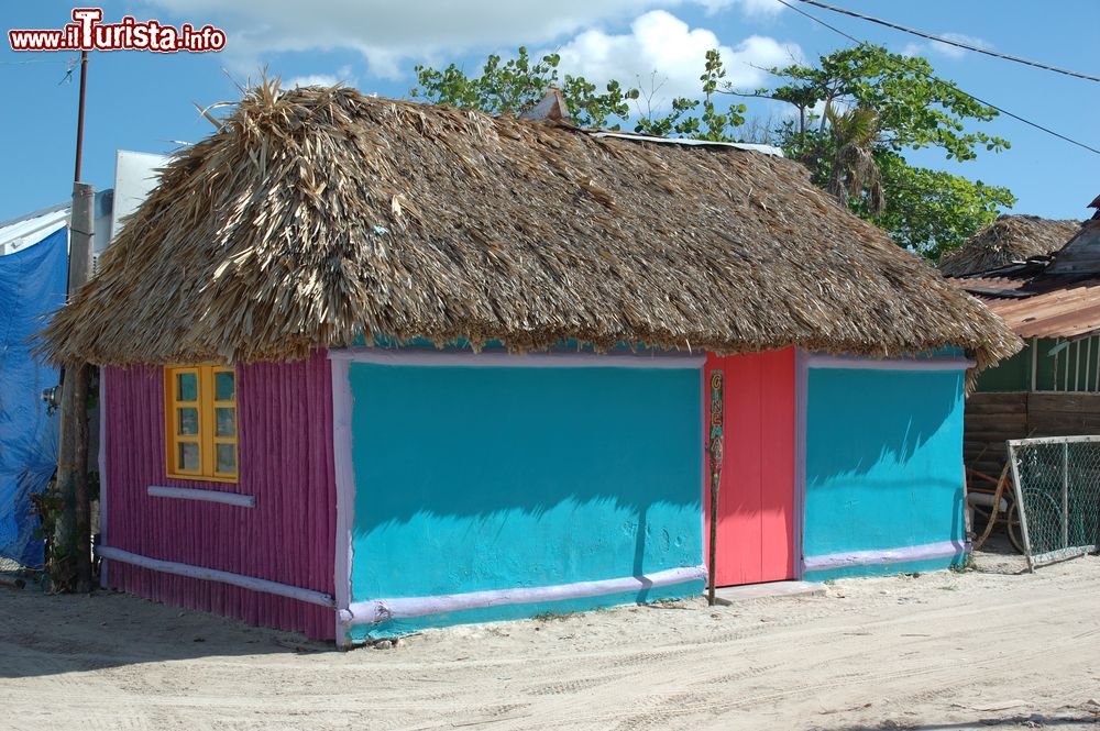 Immagine Una casa colorata con il tetto in paglia sull'isola di Holbox, Messico. In questo piccolo villaggio le strade sono di sabbia e non ci sono le macchine.