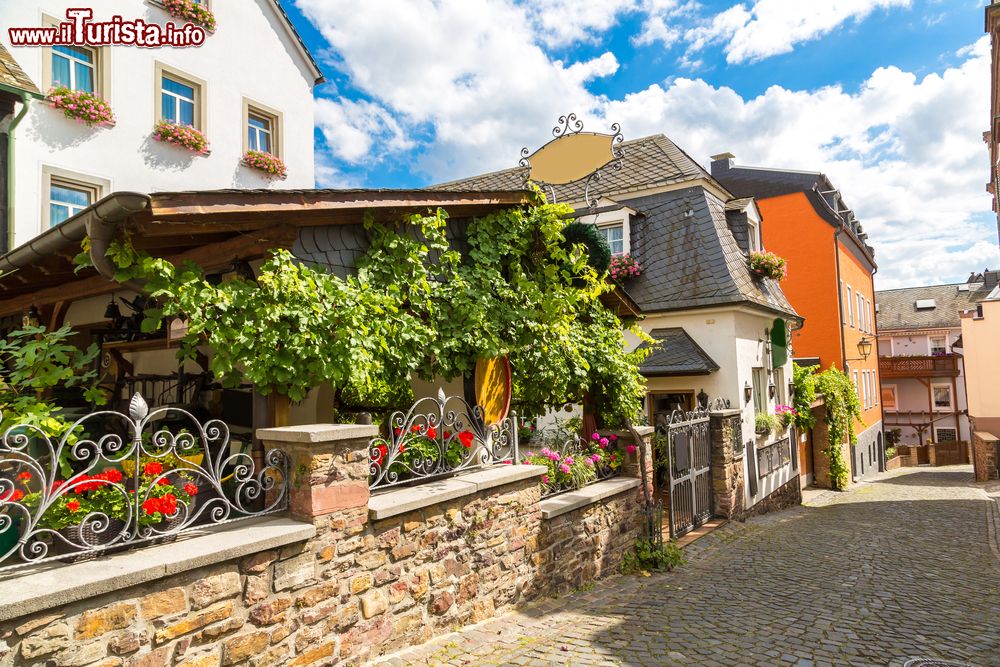 Immagine Una casa con fiori e alberi di vite nel centro storico di Rudesheim am Rhein, Germania.