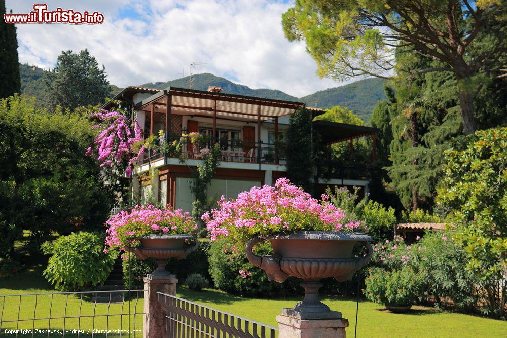 Immagine Una casa con fiori sul lago di Garda a Gargnano, Lombardia, Italia. E' il comune più esteso del Parco Alto Garda Bresciano - © Zakrevsky Andrey / Shutterstock.com