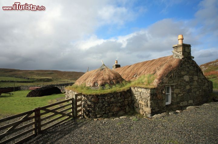 Immagine Casa del Blackhouse Village a Lewis and Harris, Scozia - Fra le dominazioni più importanti avvenute in questo territorio della Scozia c'è quella norvegese che si è protratta dall'inizio dell'VIII° secolo sino attorno alla metà del 1200: a questo periodo risalirebbero le "case comunitarie" conosciute anche come blackhouses © John A Cameron / Shutterstock.com