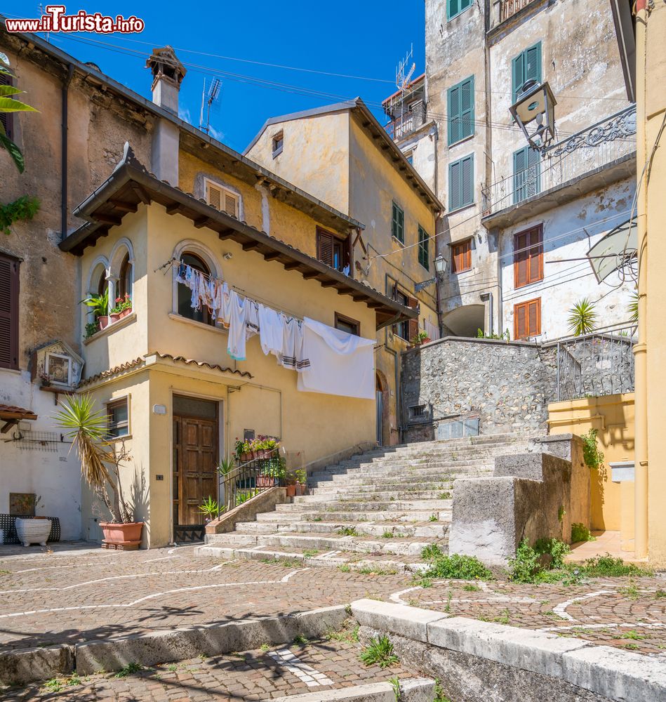Immagine Una casa del centro di Alatri, provincia di Frosinone, Lazio. Passeggiando a piedi nel cuore di questa bella cittadina del Lazio se ne possono scoprire gli angoli più caratteristici.
