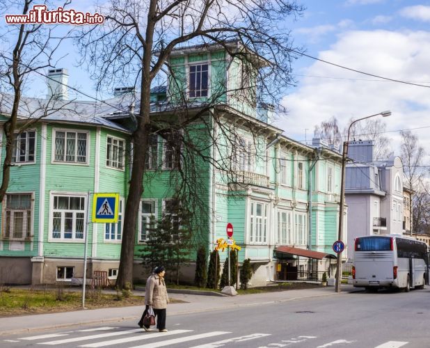 Immagine Una casa del centro di Pushkin fondata all'inizio del 18° secolo a sud di San Pietroburgo - © Orini / Shutterstock.com