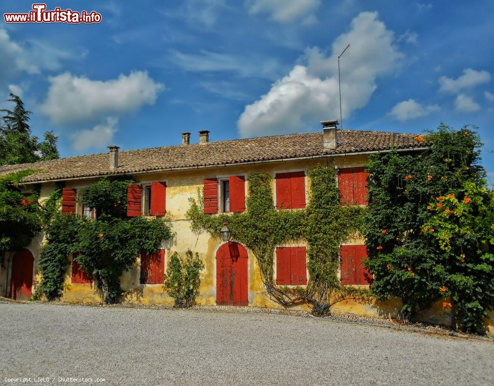 Immagine Una casa del complesso architettonico di Villa Barbaro a Maser in Veneto - © LIeLO / Shutterstock.com