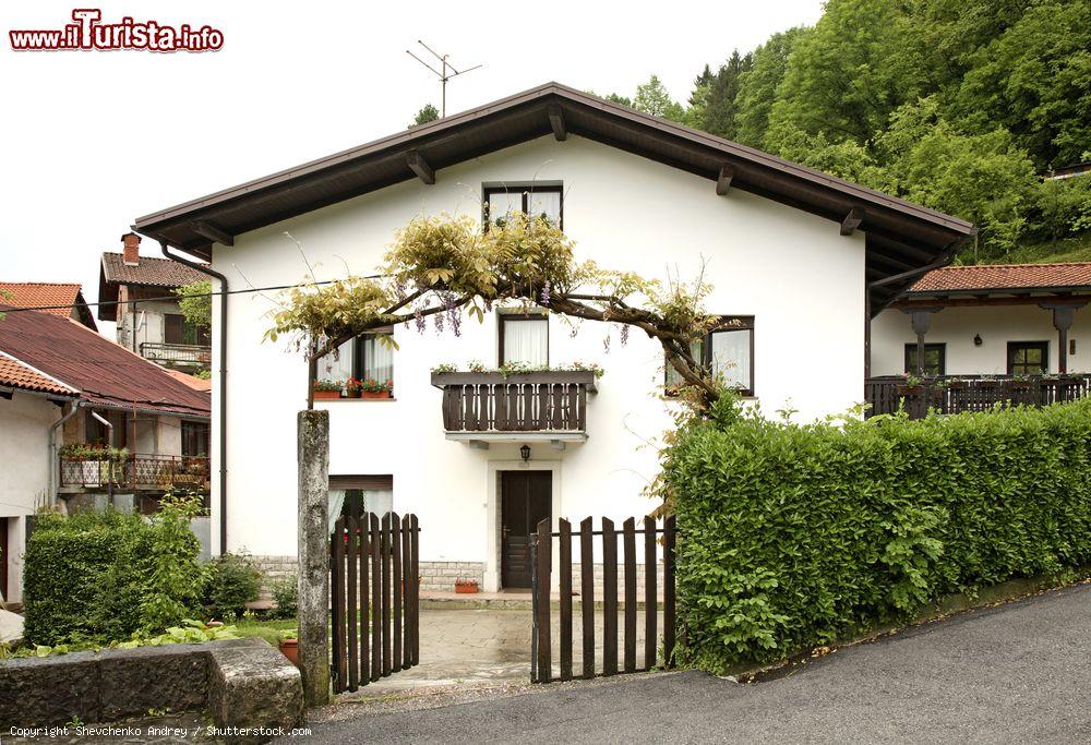 Immagine Una casa del villaggio di Kobarid in Slovenia. Questo Comune è formato da 22 località: la più popolata è il centro di Kobarid (o Caporetto) mentre la meno è Magosti con circa 60 residenti - © Shevchenko Andrey / Shutterstock.com